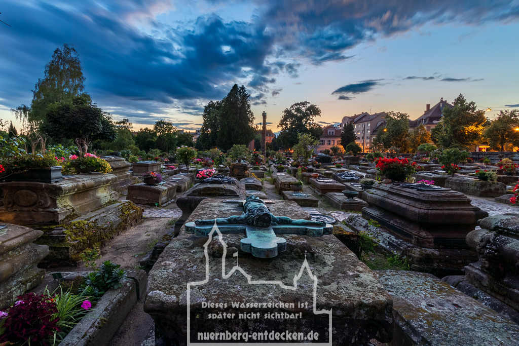 Monatsbild des Kalender 2024 für den Monat August | Nürnberger Johannisfriedhof während der blauen Stunde - Realisiert mit Pictrs.com