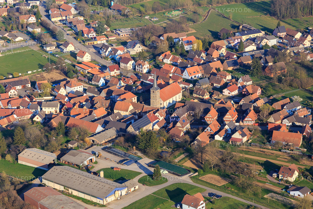 Luftbild: Église Saint-Jacques-le-Majeur in Riedseltz im Bundesland Bas-Rhin in Frankreich. – Foto: IMG_130951.jpg vom 22.03.2022 durch Werner Riehm/FLY-FOTO.de – Auflösung des Originals: 5186 x 3458 px