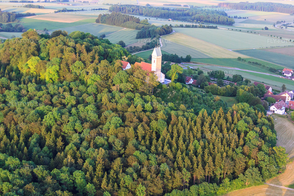 Luftbild: St. Johannes Baptist auf dem Bussen im Ortsteil Offingen in Uttenweiler im Bundesland Baden-Württemberg in Deutschland. – Foto: IMG_67521.jpg vom 08.06.2014 durch Werner Riehm/FLY-FOTO.de – Auflösung des Originals: 4752 x 3168 px – Offingen-Bussenkirche - Seelsorgeeinheit Bussen