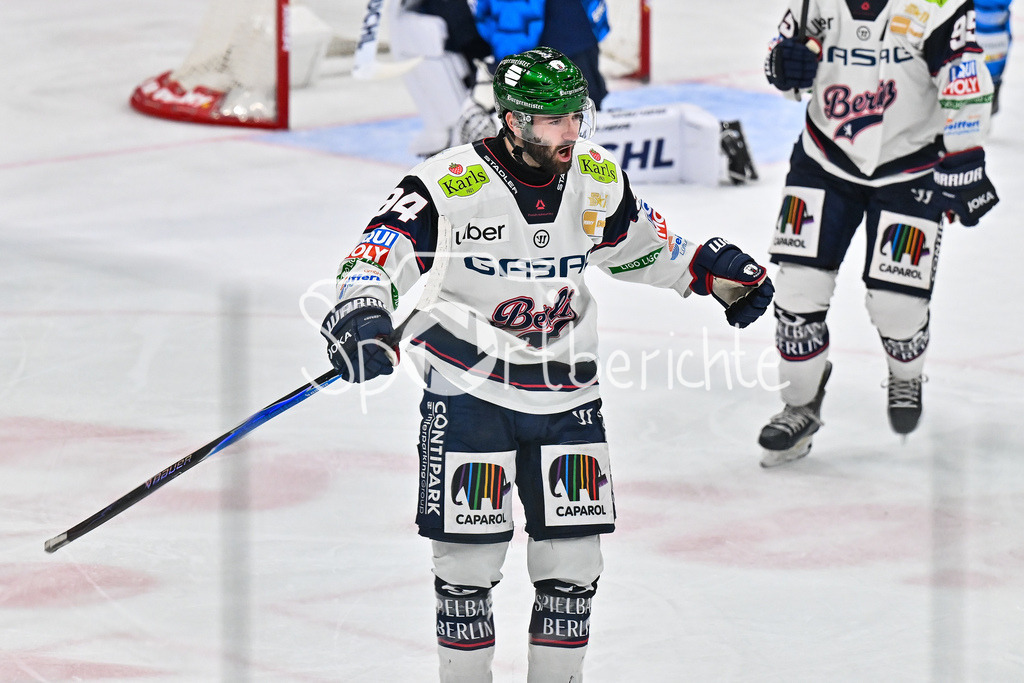 ERC Ingolstadt - Eisbären Berlin | INGOLSTADT, GERMANY - 18. DECEMBER: Jubel der Gäste nach dem Treffer zum 5-5 durch Lia KIRK (Eisbären Berlin 94) / Tor / Torschuetze / Freude / Happy während dem Match zwischen dem ERC Ingolstadt und den Eisbären Berlin am 29. Spieltag der Penny DEL in der Saturn Arena
