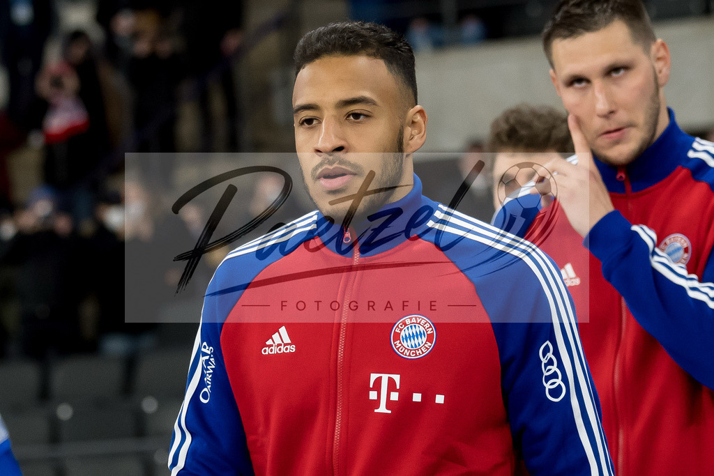BSCFCB20220123_228 | Fussball, Herren: Corentin Tolisso (FC Bayern Muenchen) schaut bei dem Spiel der 1. Bundesliga zwischen Hertha BSC und FC Bayern Muenchen im Olypiastadion am 23.01.2022 in Berlin, Deutschland.DFB / DFL REGULATIONS PROHIBIT ANY USE OF PHOTOGRAPHS AS IMAGE SEQUENCES AND/OR QUASI-VIDEO. - Realisiert mit Pictrs.com