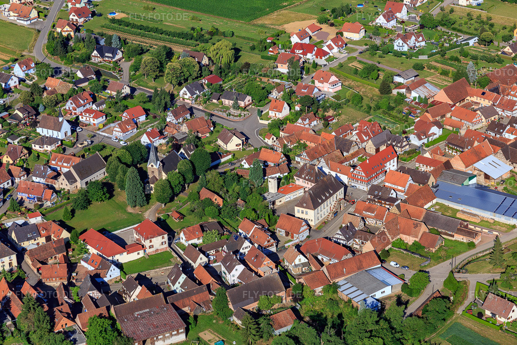 Luftbild: dorfmitte von Nordosten mit Temple protestant Saint-Laurent in Steinseltz im Bundesland Bas-Rhin in Frankreich. – Foto: IMG_082999.jpg vom 26.06.2015 durch Werner Riehm/FLY-FOTO.de – Auflösung des Originals: 5472 x 3648 px