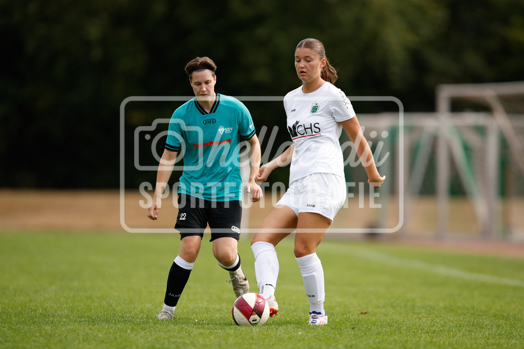 Fußball I Frauen I Westfalenpokal 26-27 I DJK GW Amelsbüren - SSV Rhade  I 18737 | Maike Sicking (22, SSV Rhade) und Theresa Koch (5, DJK GW Amelsbüren) im Zweikampf - Realisiert mit Pictrs.com