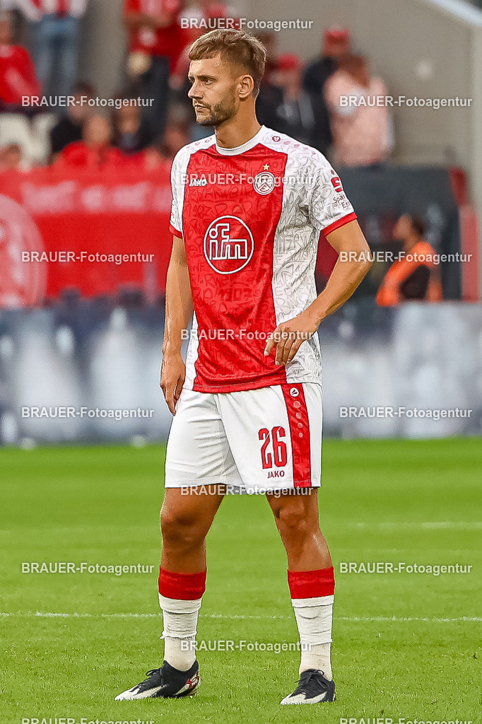Rot-Weiss Essen - TSV 1860 München - 3.Liga | Essen, Deutschland, 01.08.2025Torben Müsel (Rot-Weiss Essen) schaut während des 3.Liga Spiels zwischen Rot-Weiss Essen- TSV 1860 München im Stadion an der Hafenstraße am 01.08.2025 in Essen. (Foto von Timo Bluhmki-Schmidt/ Brauer-Fotoagentur)