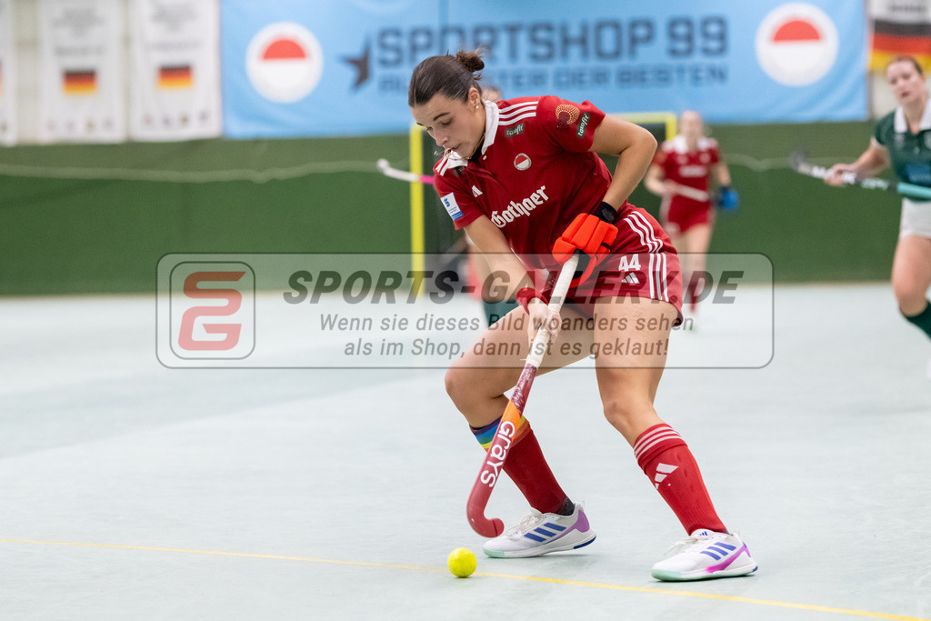 SFE_20241201_0038 | Köln, Deutschland, 01.12.2024:  Hockey 1. Bundesliga Damen Rot-Weiss Köln - HTC Uhlenhorst im KTHC Stadion Rot-Weiss Köln Tennis and Hockey Club am 01.12.2024 in Köln, Deutschland. (Foto von Stephan Fehrmann)Köln, Germany, 01.12.2024: Hockey 1. Bundesliga Damen Rot-Weiss Köln - HTC Uhlenhorst in KTHC Stadion Rot-Weiss Köln Tennis and Hockey Club at 01.12.2024 in Köln, Deutschland. (Foto from Stephan Fehrmann)