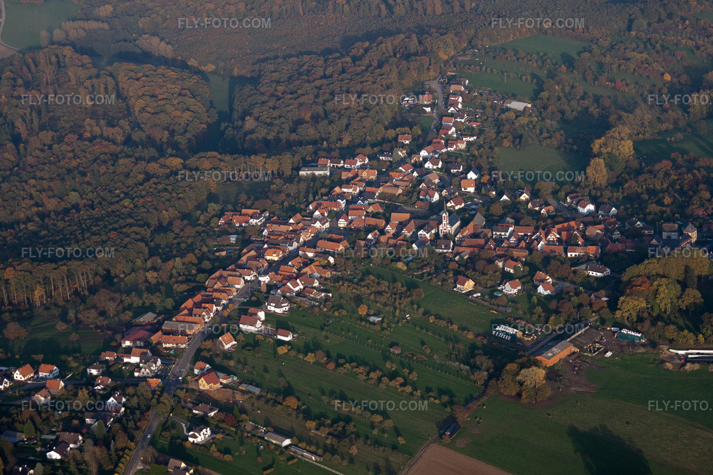 Aerial view: View of the town in Frœschwiller in the state Bas-Rhin, France.Photo: IMG_54188.jpg taken on 10/21/2012 by Werner Riehm/FLY-FOTO.comResolution of the original: 4752 x 3168 px