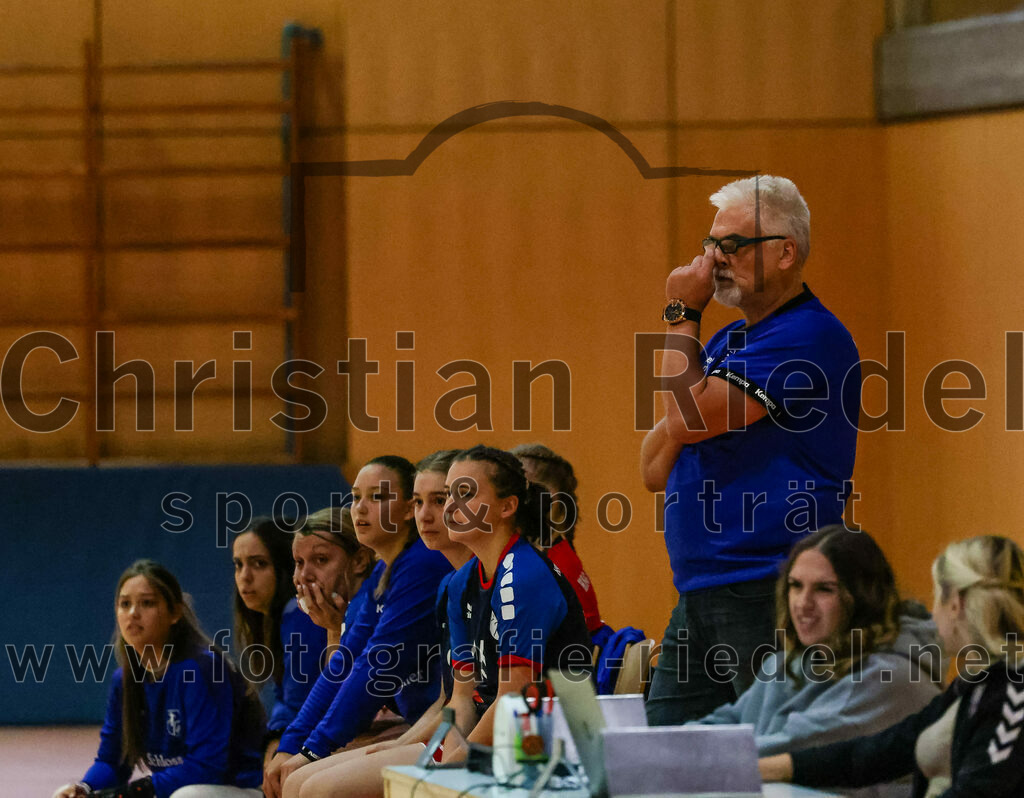 2023-10-14_023_SpVgg_Altenerding_gegen_HSG_Freising_Neufahrn_Damen | Erding, Deutschland, 14.10.2023:
Handball, Bezirksliga Frauen Altbayern 2023 / 2024, 3. Spieltag, SpVgg Altenerding II gegen HSG Freising-Neufahrn II, Endergebnis: 23:28

Trainer Peter Heun (HSG Freising-Neufahrn)

Foto: Christian Riedel / fotografie-riedel.net