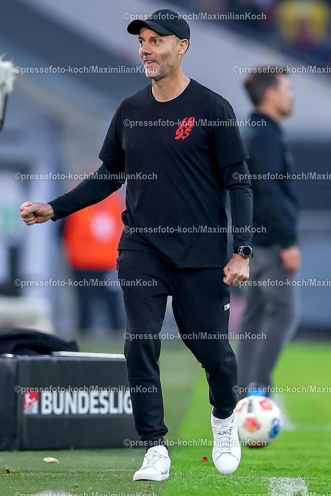 F9524042601083 | 24.04.2026, Fußball, Fortuna Düsseldorf - SC Dynamo Dresden, 2. Fußball Bundesliga, Herren, Merkur Spiel-Arena, 31. Spieltag, Saison 2025 2026: Cheftrainer Alexander Ende (Fortuna Düsseldorf) reagiert erleichtert nach dem 3:0 Sieg gestikulierend am Spielfeldrand   DFB regulations prohibit any use of photographs as image sequences and or quasi-video.