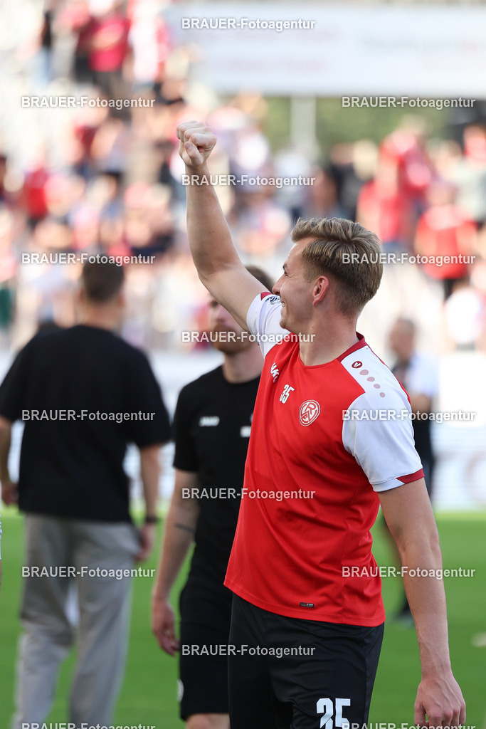Rot-Weiss Essen - Hansa Rostock | Essen, Deutschland, 20.09.2025 Felix Wienand  (Rot-Weiss Essen) Feiert den Sieg mit den Fanswährend des 3.Liga Spiels zwischen  Rot-Weiss Essen und Hansa Rostock am 20.09.2025 im Stadion an der Hafenstraße in Essen. (Foto von Timo Bluhmki-Schmidt/Brauer Fotoagentur