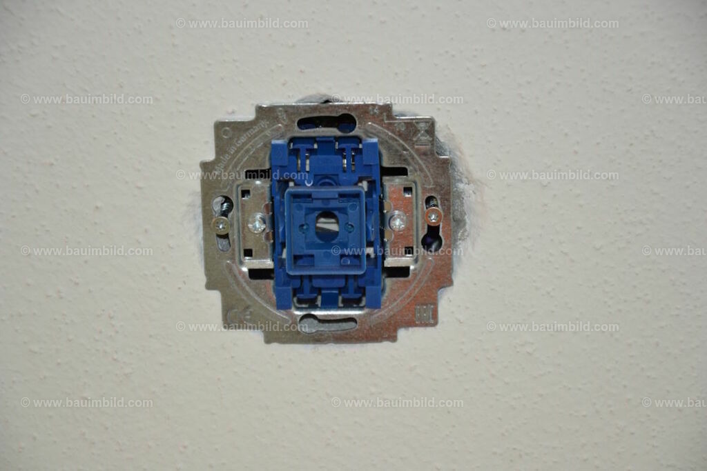 bib-lg17-elektroinstallation-0261 | Nach LV-Leistungsgruppen sortierte Detailfotos über den Bau eines Hauses. Alle Hausbau-Bilder direkt vom Urheber und Autor der Website Haus-Selber-Bauen.com
