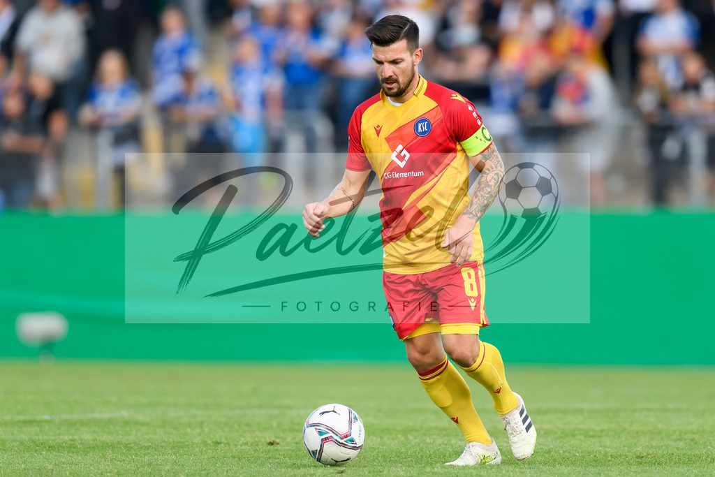 LOTKSC20210809_193 | Fussball, Herren: Jerome Gondorf (Karlsruher SC) in Aktion, am Ball, Einzelaktion beim Spiel der 1. Runde im DFB-Pokal zwischen SF Lotte und Karlsruher SC im Stadion am Lotter Kreuz am 09.08.2021 in Lotte, Deutschland.DFB / DFL REGULATIONS PROHIBIT ANY USE OF PHOTOGRAPHS AS IMAGE SEQUENCES AND/OR QUASI-VIDEO. - Realisiert mit Pictrs.com
