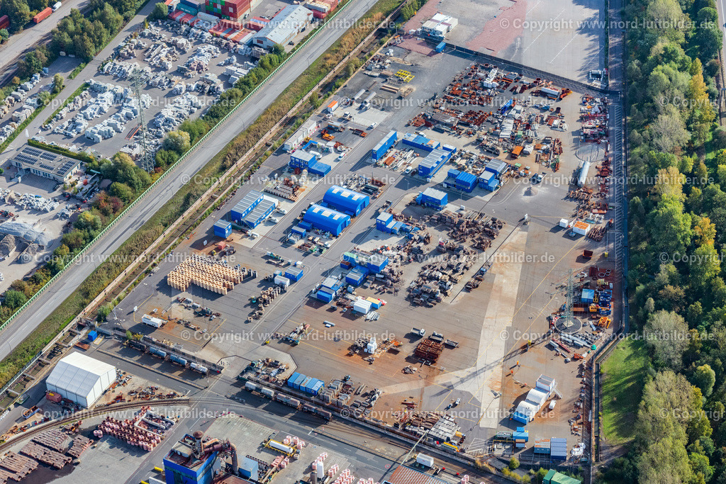 Hamburg_Aurubis_Peute_ELS_5589081022 | HAMBURG 08.10.2022 Gebäude und Produktionshallen Kupferhütte " Aurubis " auf dem Werksgelände am Müggenburger Hauptdeich Peute in Hamburg, Deutschland. Weiterführende Informationen bei: Aurubis AG. // "Aurubis" copper works and production halls on the factory premises on the Mueggenburg main dike Peute in Hamburg, Germany. Further information at: Aurubis AG. Foto: Martin Elsen
