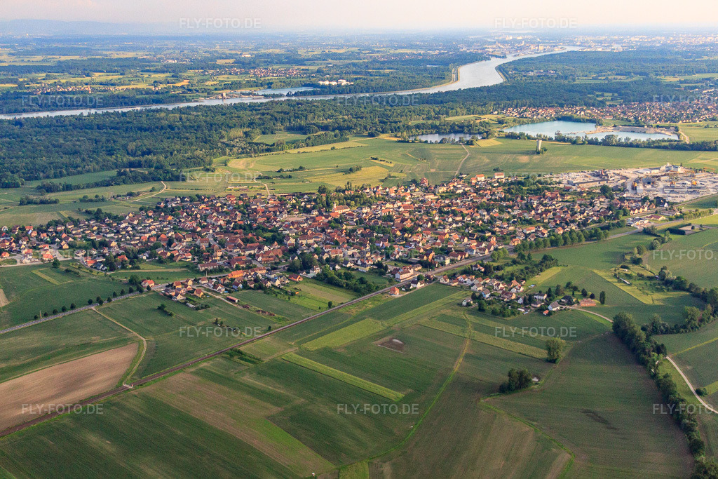 Luftbild: Ortsansicht aus Norden in Kilstett im Bundesland Bas-Rhin in Frankreich. – Foto: IMG_28853.jpg vom 14.06.2010 durch Werner Riehm/FLY-FOTO.de – Auflösung des Originals: 4622 x 3081 px
