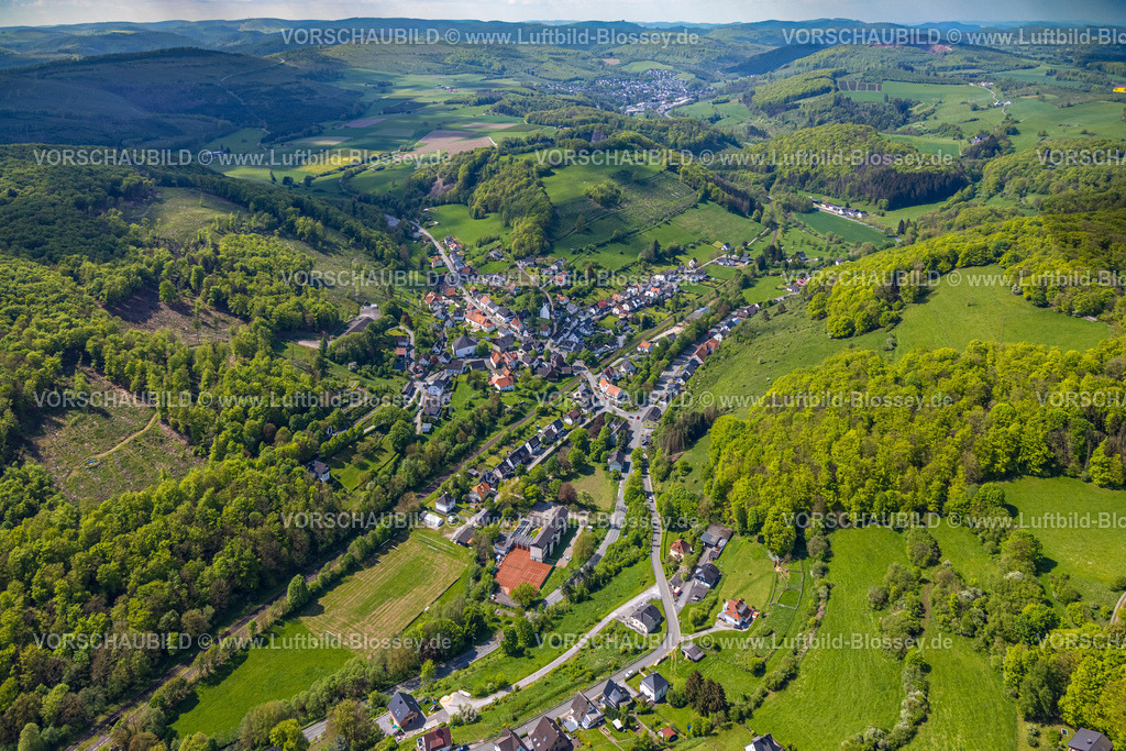 Brilon240504030Messinghausen | Luftbild, Wohngebiet Ortsansicht Ortsteil Messinghausen im Tal, Hügellandschaft mit Wiesen und Feldern, vorne Schule Sportplatz und Tennisplätze, Waldgebiet mit Waldschäden, Blick zum Ortsteil Hoppecke, Bergkette Sauerland, Messinghausen, Brilon, Sauerland, Nordrhein-Westfalen, Deutschland