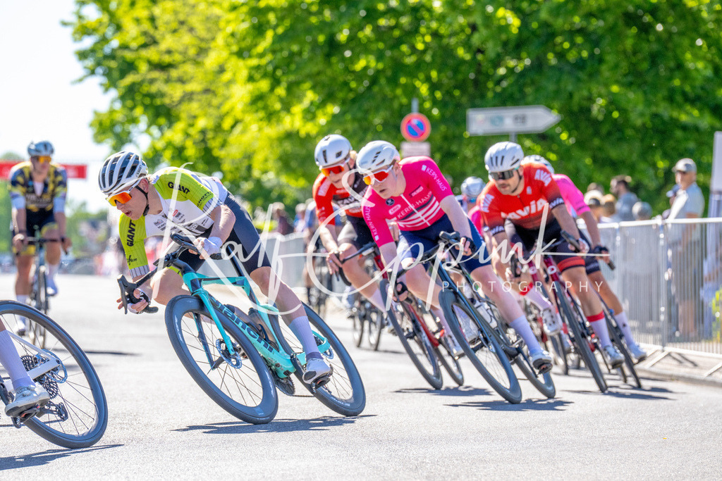 Spurt in den Mai 2026 - Großer Preis der Sparkasse Neuss | Annual one-day road cycling race "Großer Preis der Sparkasse Neuss" held in Büttgen, Germany, organized by VfR Büttgen 1912 e.V. The event features multiple races across all age categories from U11 youth to Elite men. - Realisiert mit Pictrs.com