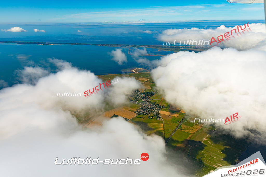 Die Luftaufnahme Archsum in Wolken - Sylt wurde 2022 vom Flugzeug aus (keine Drohne) erstellt. Hohe Auflösung -für große Poster und Wandbilder geeignet - Garantiert!