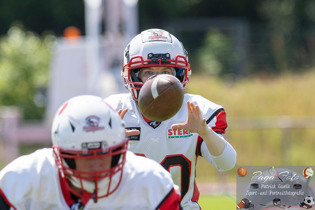 GFLW 1: German Football League Women 1: Rodgau Pioneers Ladies - Stuttgart Scorpions Sisters, 07.06.2026 | Dinah Laura Naegele (Stuttgart Scorpions Sisters #20) bekommt den Ball, fokussiert, Rodgau Pioneers Ladies - Stuttgart Scorpions Sisters, Rodgau, Maingau-Energie-Stadion "Am Weichsee", 7.6.2026 - Realisiert mit Pictrs.com