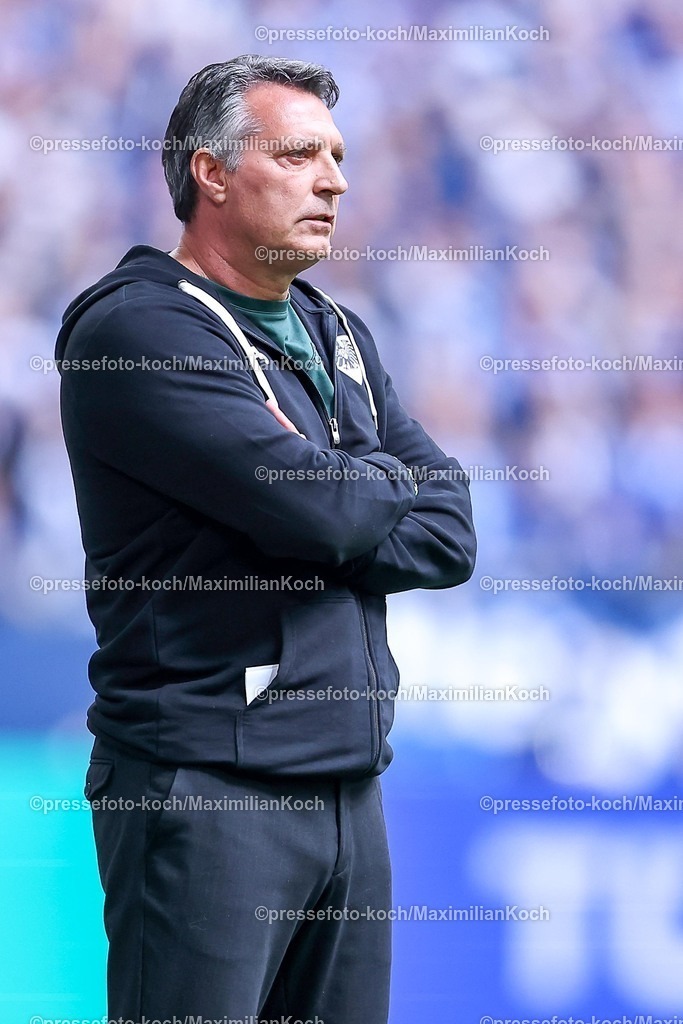 S0419042601001 | 19.04.2026, Fußball, FC Schalke 04 - SC Preußen Münster, 30. Spieltag, 2. Fußball Bundesliga, Veltins-Arena Gelsenkirchen, Saison 2025 2026: Cheftrainer Alois Schwartz (Preussen Muenster) gestikulierend am Spielfeldrand   DFB regulations prohibit any use of photographs as image sequences and or quasi-video.