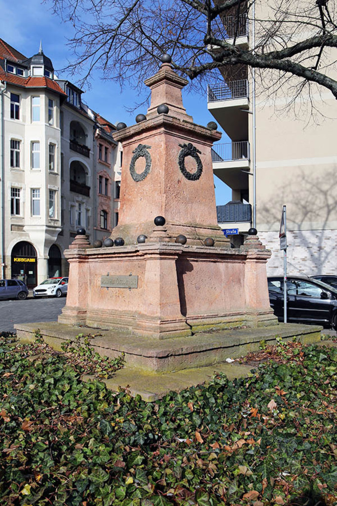 Foto: Leipzig - Kugeldenkmal | Das Team hinter BILDLEXIKON LEIPZIG bündelt historische wie aktuelle Informationen über die Stadt Leipzig in Text und Bild auf einer Plattform und stellt diese der interessierten Öffentlichkeit zur Verfügung.