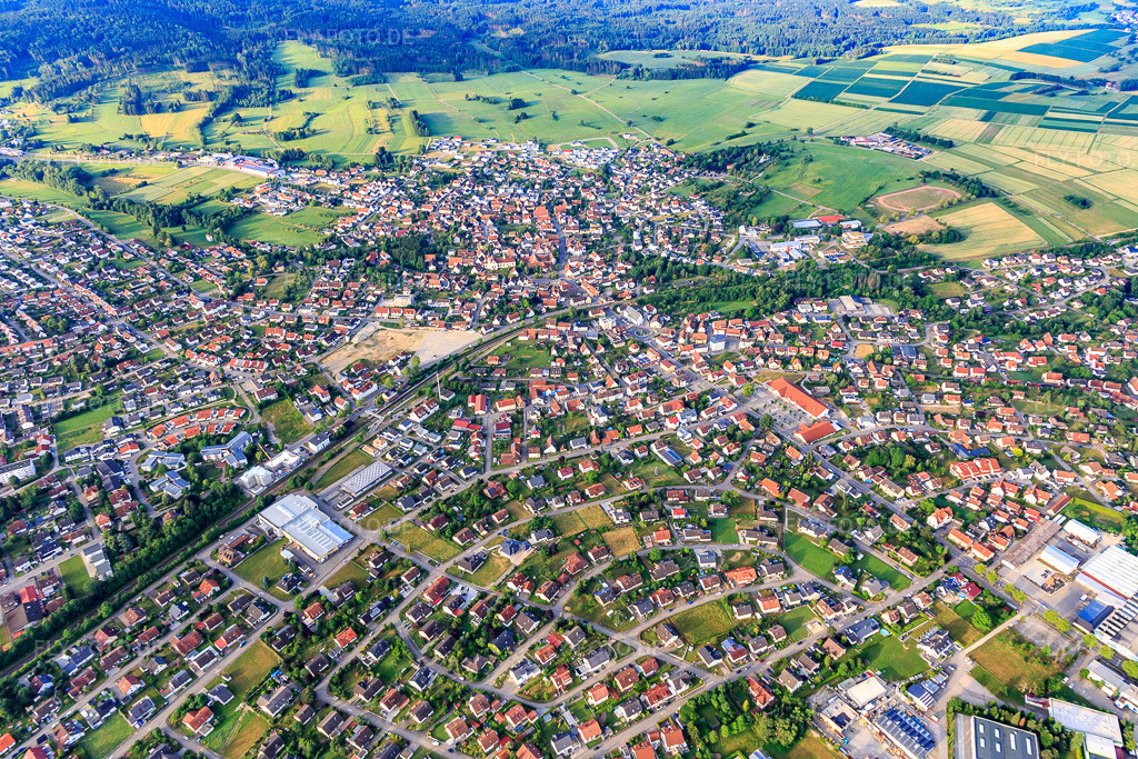 Luftbild: Ortsansicht aus Norden im Ortsteil Steinhofen in Bisingen im Bundesland Baden-Württemberg in Deutschland. Foto: IMG_148881.jpg vom 28.06.2025 durch Werner Riehm/FLY-FOTO.de