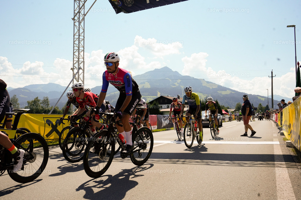 140_20230817_Bewerb_Maenner_Muehlanger | AUT - OESTERREICH, 2023-08-16: SPORT RENNRAD-FAHREN - 55. INTERNATIONALER RADWELTPOKAL IN ST. JOHANN IN TIROL  - Vintage-Radrennen mit WM-Bronze-Medaillen-Siegerin Christina Schweinberger, den Teilnehmer und Alexander Baumann (vom Orginastions-Team) - TAG 2 BEWERB MAENNER IN SECHS GRUPPEN  ; Foto: Roland Muehlanger