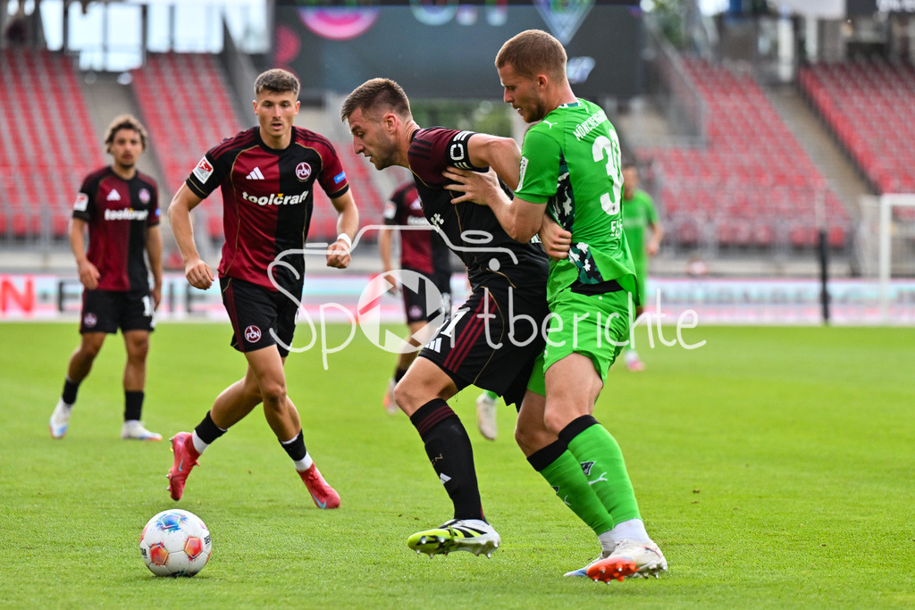 1. FC Nürnberg - Borussia Mönchengladbach | im Duell Robin KNOCHE (1. FC Nuernberg 31) und Nico ELVEDI (Borussia Moenchengladbach 30) / Zweikampf / Testspiel: 1. FC Nuernberg - Borussia Mönchengladbach, Max-Morlock Stadion am 26.07.2025 / DFL REGULATIONS PROHIBIT ANY USE OF PHOTOGRAPHS AS IMAGE SEQUENCES AND/OR QUASI-VIDEO