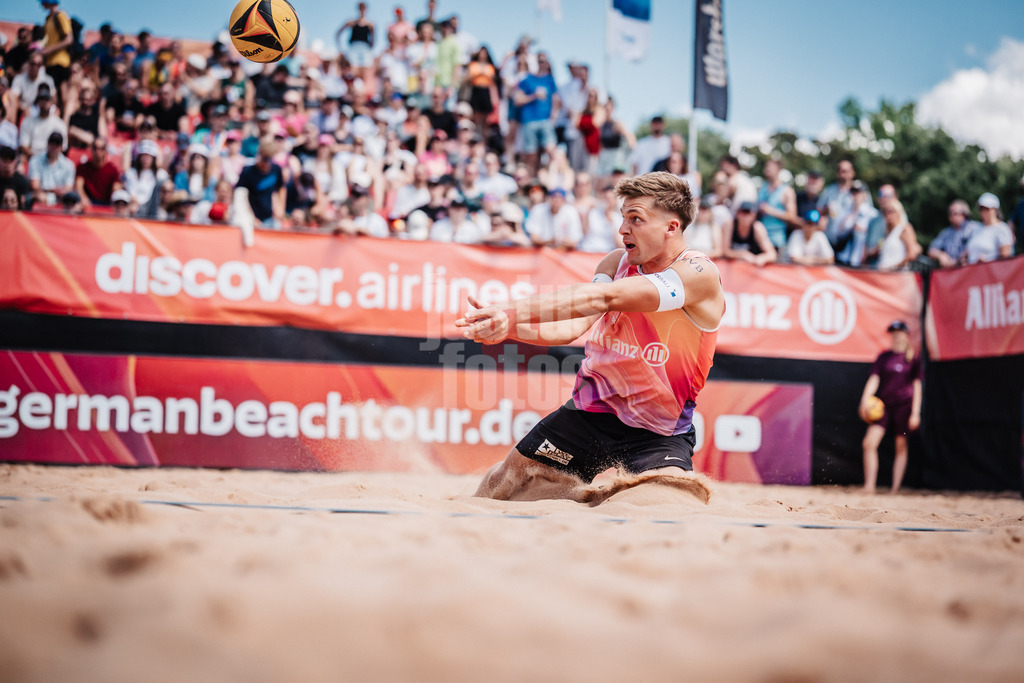 Beachvolleyball | Männer | Allianz German Beach Tour 2025 | Tourstop München | 12.07.2025 | Luis Kubo spielt den Ball