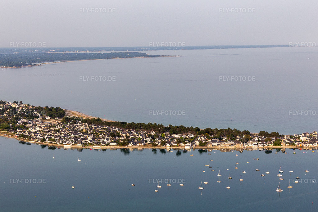 Luftbild: Ortsansicht in Île-Tudy im Bundesland Finistère in Frankreich. Foto: IMG_132521.jpg vom 17.06.2022 durch Werner Riehm/FLY-FOTO.de