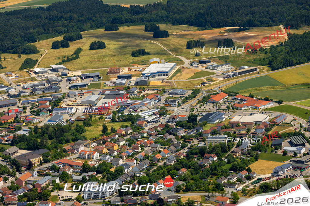 Das Luftbild zeigt :  Hemau - Die Luftaufnahme wurde 2023 vom UL-Flugzeug aus erstellt ( keine Drohne ) - Hochauflösende Luftaufnahme - Für grossformatige Ausdrucke geeignet. Die Geschenkidee !Mit Lizenz und Bildrechte bestellbar