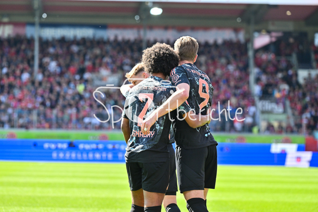 1. FC Heidenheim - FC Bayern München | Jubel der Gaeste nach dem Treffer zum 0-1 duch Harry KANE (FC Bayern Muenchen 9) / Tor / Torschuetze / Freude / Happy / Bundesliga: 1. FC Heidenheim - FC Bayern Muenchen, Voith Arena am 19.04.2025