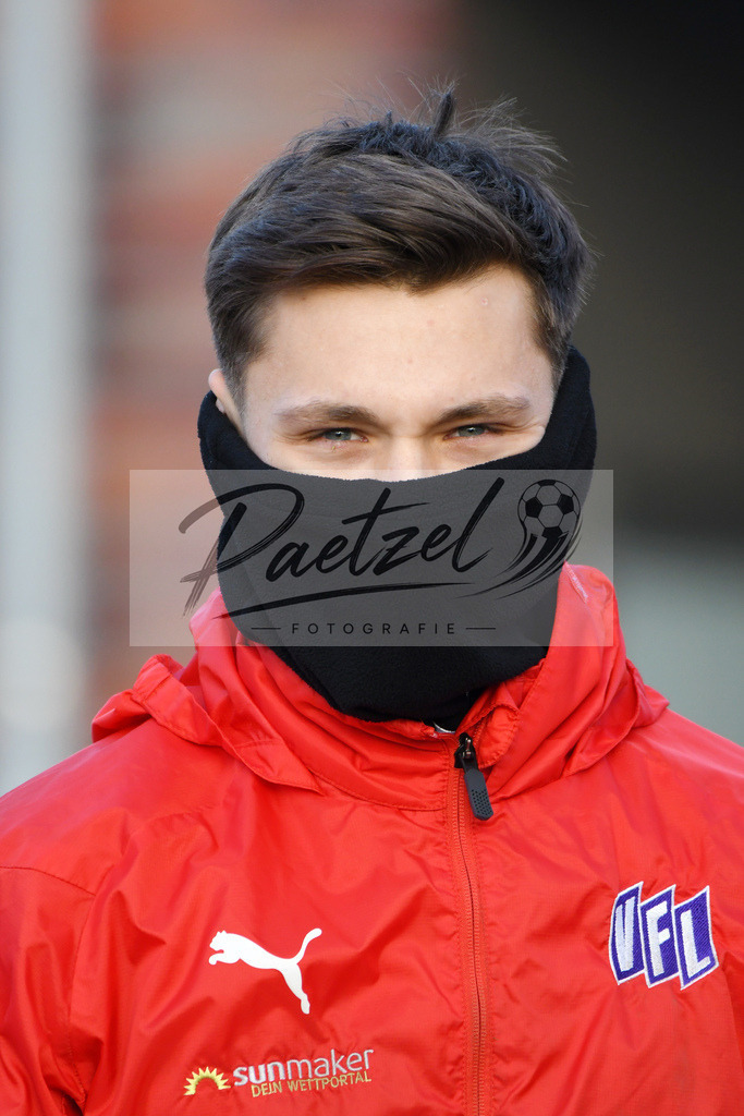 20200126_TRAOSN_0025 | Fußball, Herren: Torhüter Nils Körber (VfL Osnabrück) schaut beim Training des VfL Osnabrück am 26.01.2020 im Sportpark Illoshöhe in Osnabrück, Deutschland.(Foto von Nico Paetzel) - Realisiert mit Pictrs.com