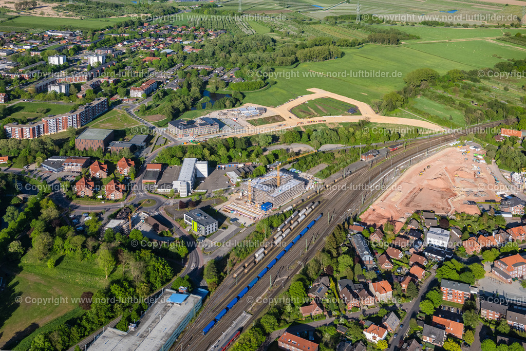 Stade_Baustelle_Ehemals_Minaralöl_Werk_und_Bahnhof_ELS_2314140522 | STADE 14.05.2022 Entwicklungsgebiet der Industriebrache des ehemaligen Mineralölwerkes Neubau einer Straße an der Straße Hinterm Teich in Stade im Bundesland Niedersachsen, Deutschland. // Development area of industrial wasteland on street Hinterm Teich in Stade in the state Lower Saxony, Germany. Foto: Martin Elsen
