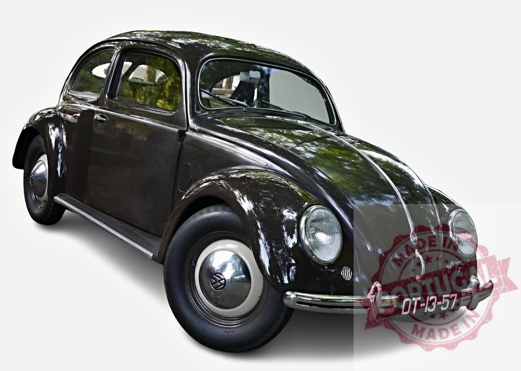 Classic Volkswagen Beetle parked, representing vintage car culture | Shiny black Volkswagen Beetle parked, showcasing its timeless design and historical significance in automotive history - Realisiert mit Pictrs.com