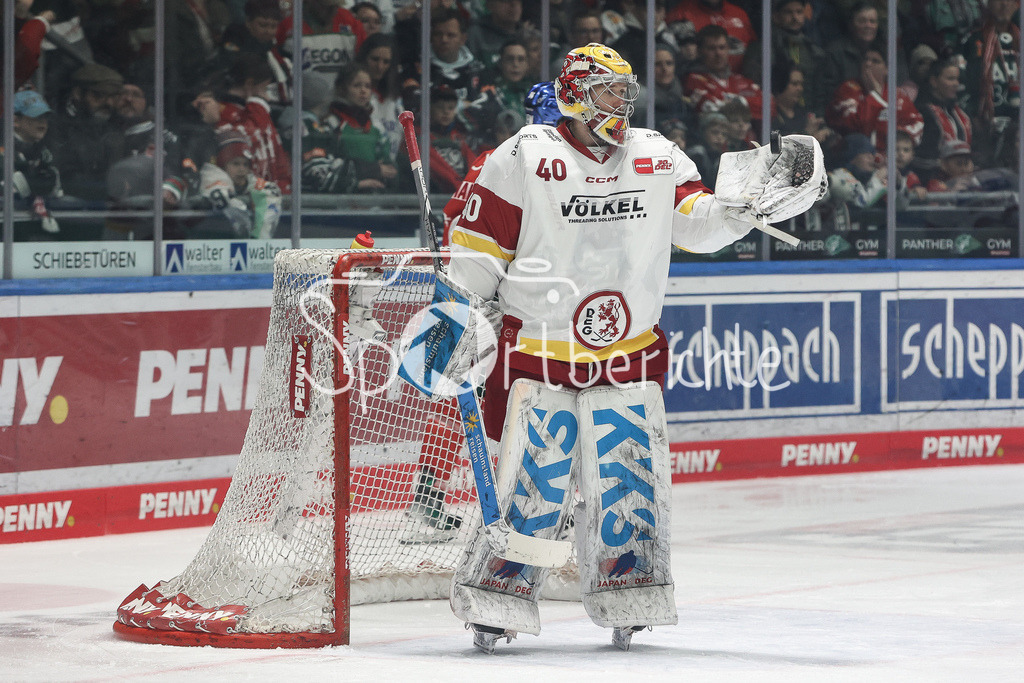 Augsburger Panther - Düsseldorfer EG | DEG Torhueter Henrik HAUKELAND (DEG #40) hat den Puck in seiner Fanghand