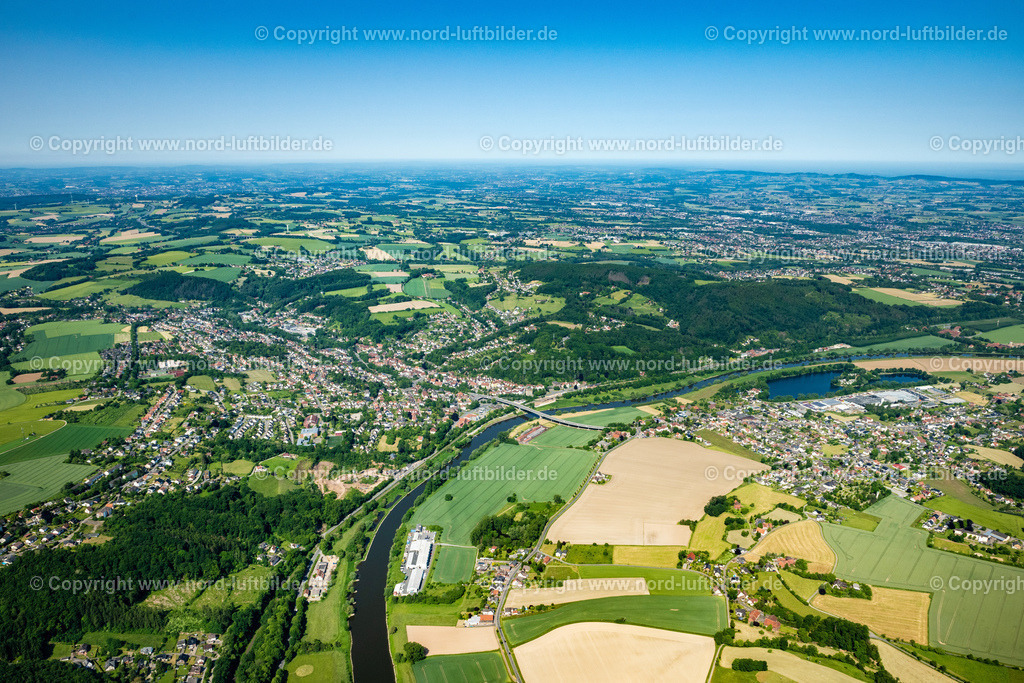 Vlotho_ELS_4558050623 | VLOTHO 05.06.2023 Stadtansicht am Ufer des Flußverlaufes " Weser " an der Weserstraße in Vlotho im Bundesland Nordrhein-Westfalen, Deutschland. // City view on the river bank " Weser " on street Weserstrasse in Vlotho in the state North Rhine-Westphalia, Germany. Foto: Martin Elsen