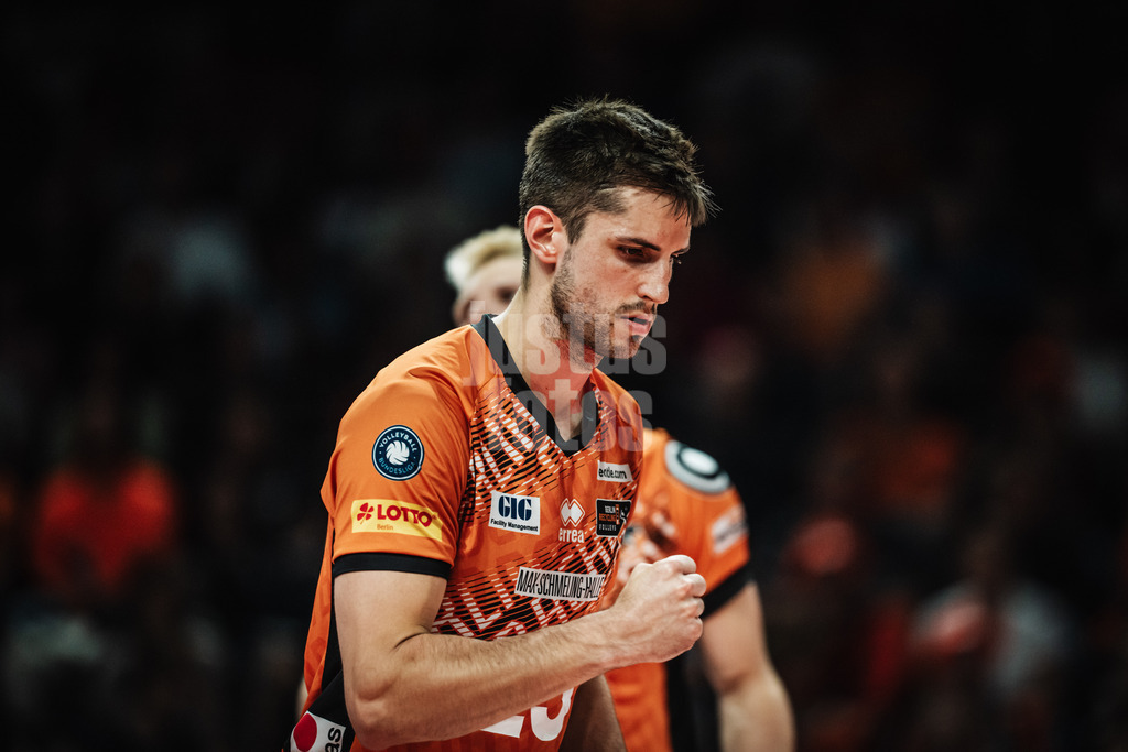 Volleyball | Herren | Saison 2024/2025 | 1. Volleyball Bundesliga Männer | Finale | BERLIN RECYCLING Volleys vs. SVG Lüneburg | 03.05.2025 | Moritz Reichert (#15, Berlin Recycling Volleys) ballt die Faust