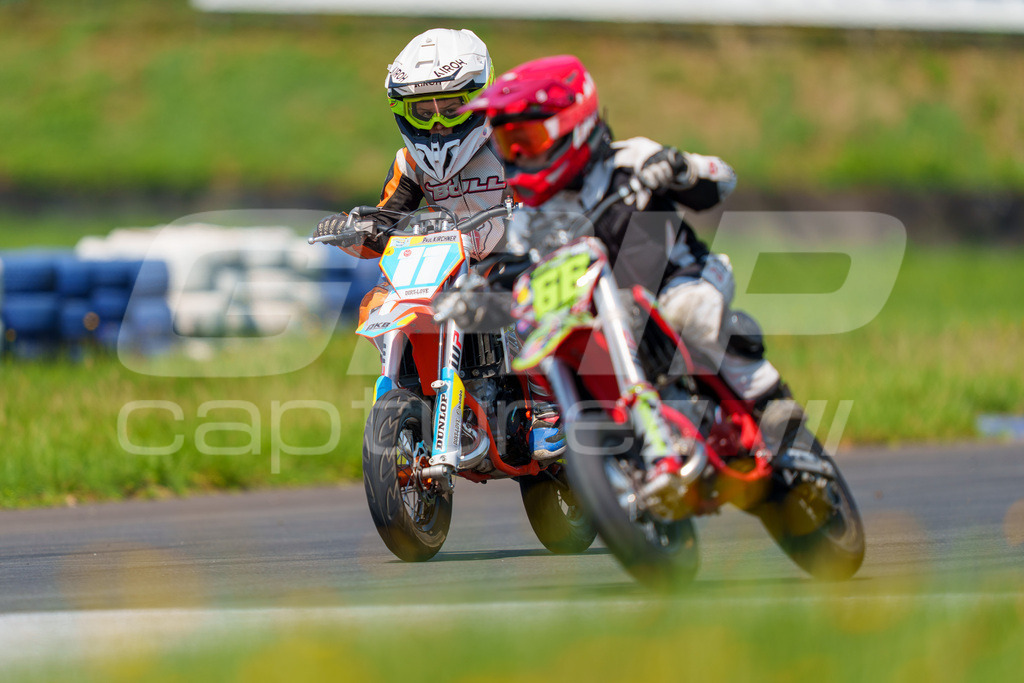 G-Cup + Supermoto Staatsmeisterschaft + Hungarian Supermoto Championship | GRIPcapture steht für authentische Sportfotografie in Österreich – für Momente, die mehr sind als Geschwindigkeit oder Ergebnis. Es geht um Emotion, Spannung, Fokus und den Augenblick, der oft nur einen Wimpernschlag dauert.Ob Motorsport, Teamsport oder 