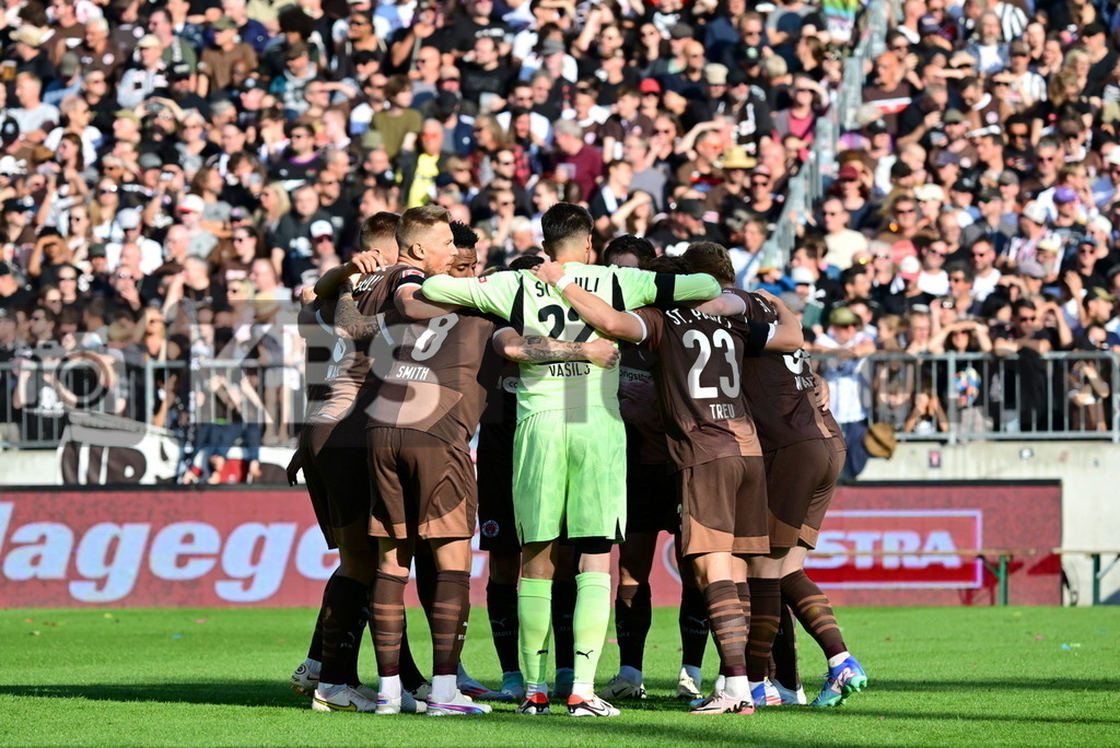 KBS Picture_FCStPauli-Heidenheim_023 | St. Pauli Teamkreis ,Sportplatz :  Millerntor Stadion, - Realisiert mit Pictrs.com