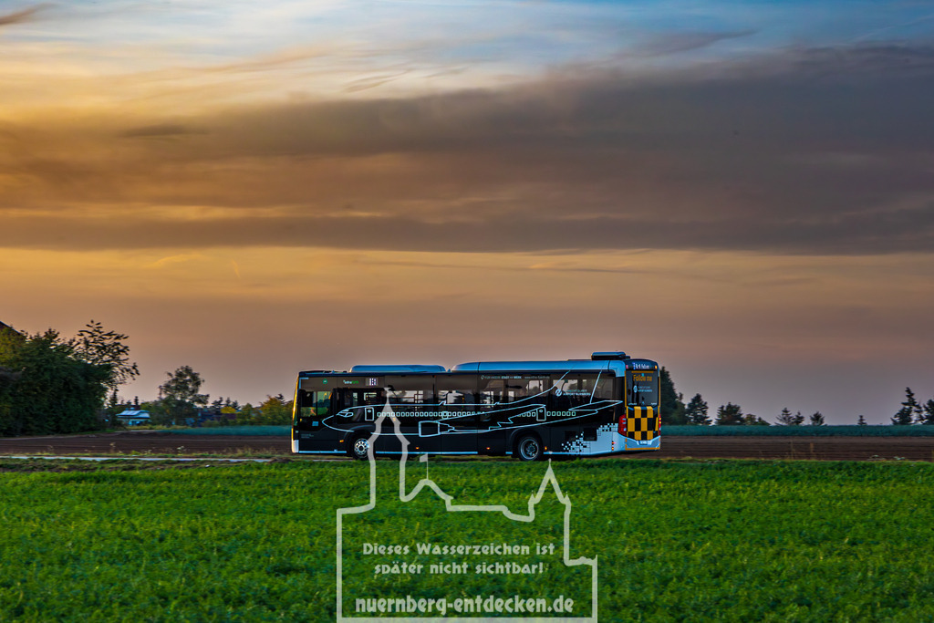 20231011-6V2A7351-Verbessert-RR | Der Flughafen-Shuttle von Fürth (Bayern) Hauptbahnhof zum Albrecht-Dürer Airport Nürnberg im Koblauchland zwischen den beiden Großstädten. Die VGN Linie 33 bietet Fluggästen aus Fürther eine einfache Anreise zum Nürnberger Flughafen. Dieser Bus der VAG (Verkehrs Aktiiengesellschaft Nürnberg) hat hierfür eine spezielle Lackierung erhalten in Form eine Flugzeugs auf der Seite und eine gelb-schwarze "Follow-me" Fläche auf der Rückseite. - Realisiert mit Pictrs.com