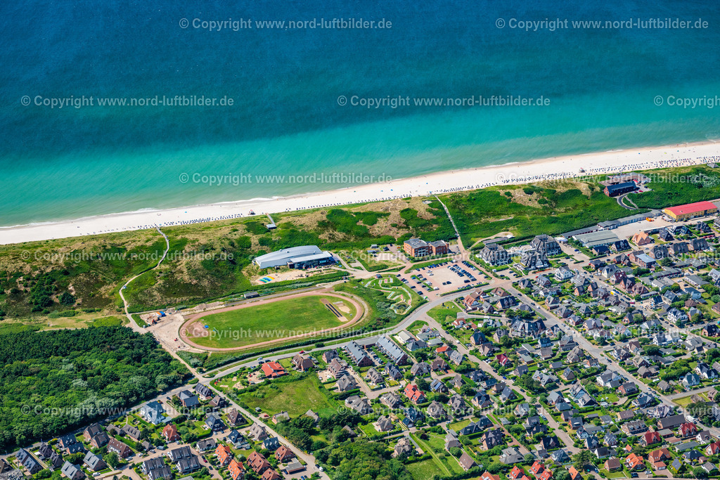 Sylt_Westerland_Sportplatz_Stadion_Aquarium_ELS_6961130625 | SYLT 13.06.2025 Aquarium und Sportstätten-Gelände der Arena des Stadion in Westerland auf der Insel Sylt im Bundesland Schleswig-Holstein, Deutschland. // Sports facility grounds of the Arena stadium on street Fischerweg, Robbenweg in Sylt North Sea Island in the state Schleswig-Holstein, Germany. Foto: Martin Elsen