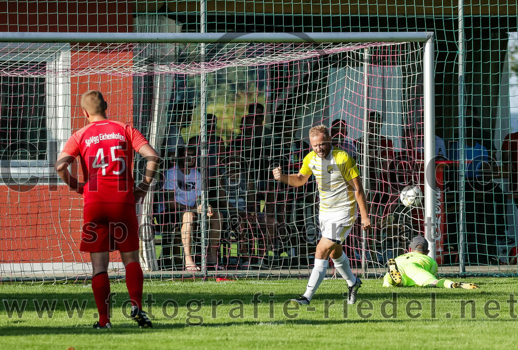 2023-08-18_068_SpVgg_Eichenkofen_gegen_FC_Langenpreising | Erding, Deutschland, 18.08.2023:
Fußball, A-Klasse 2023 / 2024, 3. Spieltag, SpVgg Eichenkofen gegen FC Langenpreising, Endergebnis: 0:2

Elfmetertor zum 0:1 durch Sascha Dörner (SpVgg Langenpreising, #17)
Marcel Mundigl (SpVgg Eichenkofen, #45), Sascha Dörner (SpVgg Langenpreising, #17), Torwart Dennis Just (SpVgg Eichenkofen, #1)

Foto: Christian Riedel / fotografie-riedel.net