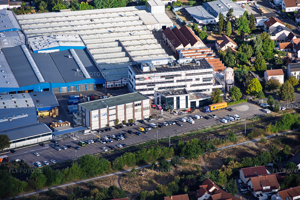 Luftbild: Baustelle zum Bau des neuen Verwaltungsgebäudes der Kardex Remstar in Bellheim im Bundesland Rheinland-Pfalz in Deutschland. – Foto: IMG_158335.jpg vom 06.08.2026 durch Werner Riehm/FLY-FOTO.de – Auflösung des Originals: 6000 x 4000 px – Offizielle von Kardex | Kardex Remstar | Kardex Mlog