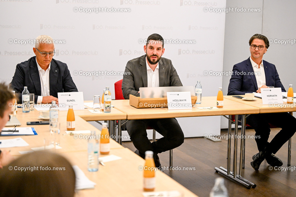 Pressekonferenz Hoedlmayr International GmbH_ 17.04.2024-26 | 17.04.2024, Presseclub Linz, AUT, Pressekonferenz Hoedlmayr International AG, Wirkungsvolle Strategien, verlässlicher Partner - Hoedlmayr baut Marktstellung weiter aus, im Bild Andreas Sundl (COO Hoedlmayr International GmbH), Johannes Alexander Hoedlmayr (designierter Geschaeftsfuehrer Hoedlmayr International GmbH), Robert Horvath (CFO Hoedlmayr International GmbH)