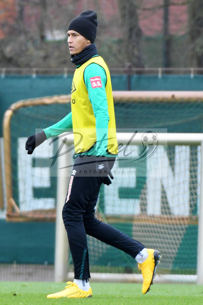 20200227_TRASVW_0089 | Fussball, Herren: Davie Selke (Werder Bremen) schaut waehrend der Trainingseinheit des SV Werder Bremen auf dem Trainingsplatz am wohninvest Weserstadion am 27.02.2020 in Bremen, Deutschland. - Realisiert mit Pictrs.com