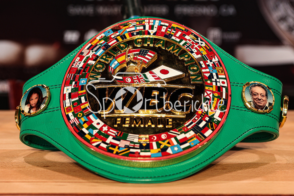 Seniesa Estrada - Tina Rupprecht/ Pressekonferenz | Der WBC Weltmeister Guertel der Frauen / Aktuelle Titeltraegerin Tina Rupprecht / WBC World Champion Female