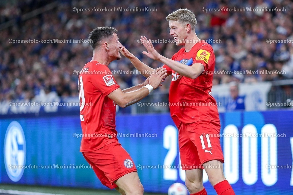 S0413092501042 | 13.09.2025, Fußball, FC Schalke 04 - Holstein Kiel, 5.Spieltag, 2. Fußball Bundesliga, Veltins-Arena Gelsenkirchen, Saison 2025 2026: Torjubel nach dem Tor zum 1:0 durch Torschütze Alexander Bernhardsson&nbsp;(Holstein Kiel #11)  zusammen mit  Adrián Kapralik&nbsp;(Holstein Kiel #20) DFB regulations prohibit any use of photographs as image sequences and or quasi-video.