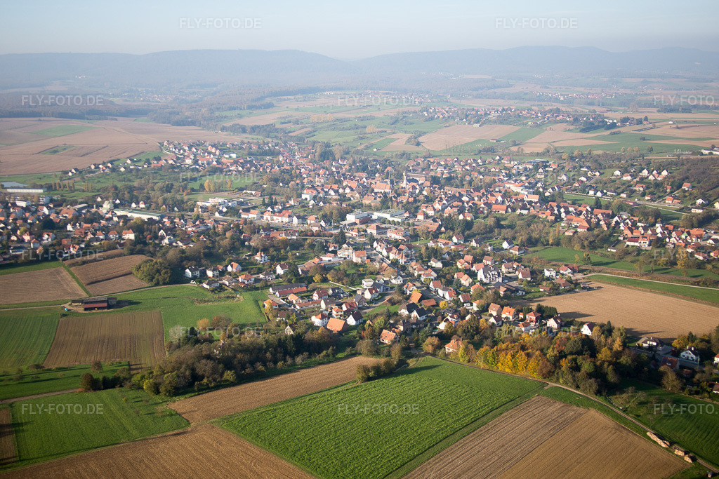 Luftbild: Ortsansicht in Soultz-sous-Forêts im Bundesland Bas-Rhin in Frankreich. Foto: IMG_075539.jpg vom 01.11.2014 durch Werner Riehm/FLY-FOTO.de