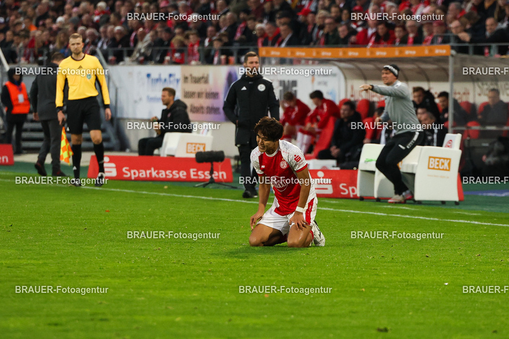 Rot-Weiss Essen - 1.Fc Schweinfurt | Essen, Deutschland, 02.11.2025 Kaito Mizuta  (Rot-Weiss Essen) kniet am Bodenwährend des 3.Liga Spiels zwischen  Rot-Weiss Essen und 1.Fc Schweinfurt am 02.11.2025 im Stadion an der Hafenstraße in Essen. (Foto von Timo Bluhmki-Schmidt/Brauer Fotoagentur