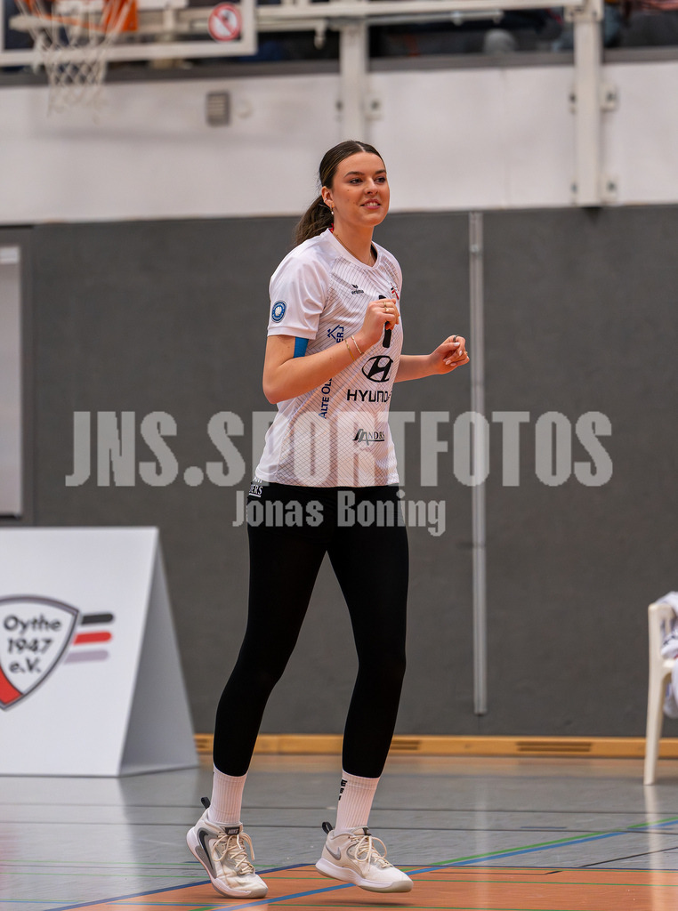 Volleyball I Frauen I Saison 2025-2026 I 2 Bundesliga Pro I 17. Spieltag VFL Oythe - VC Stralsund I 1369 | Paula Schröer (1,VFL Oythe) - Realisiert mit Pictrs.com