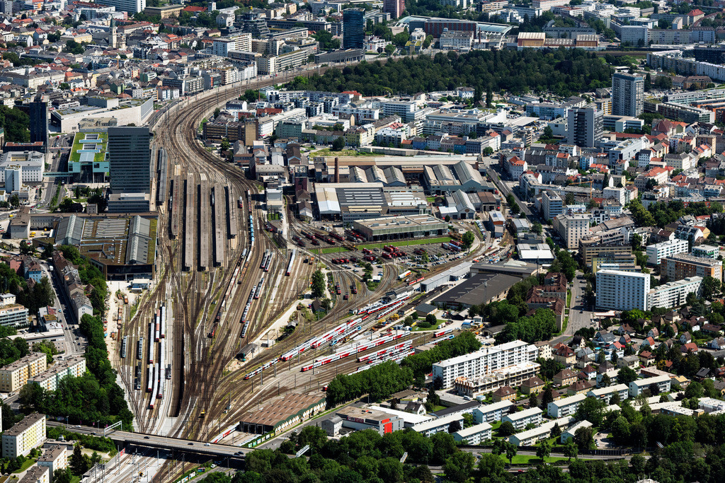 dr__0092098.jpg | LINZ 14.06.2022 Gleisverlauf und Gebäude des Hauptbahnhofes der Deutschen Bahn am Bahnhofplatz im Ortsteil Innenstadt in Linz in Oberösterreich, Österreich. Weiterführende Informationen bei: ÖBB-Immobilienmanagement GmbH,  ÖBB-Personenverkehr AG. 